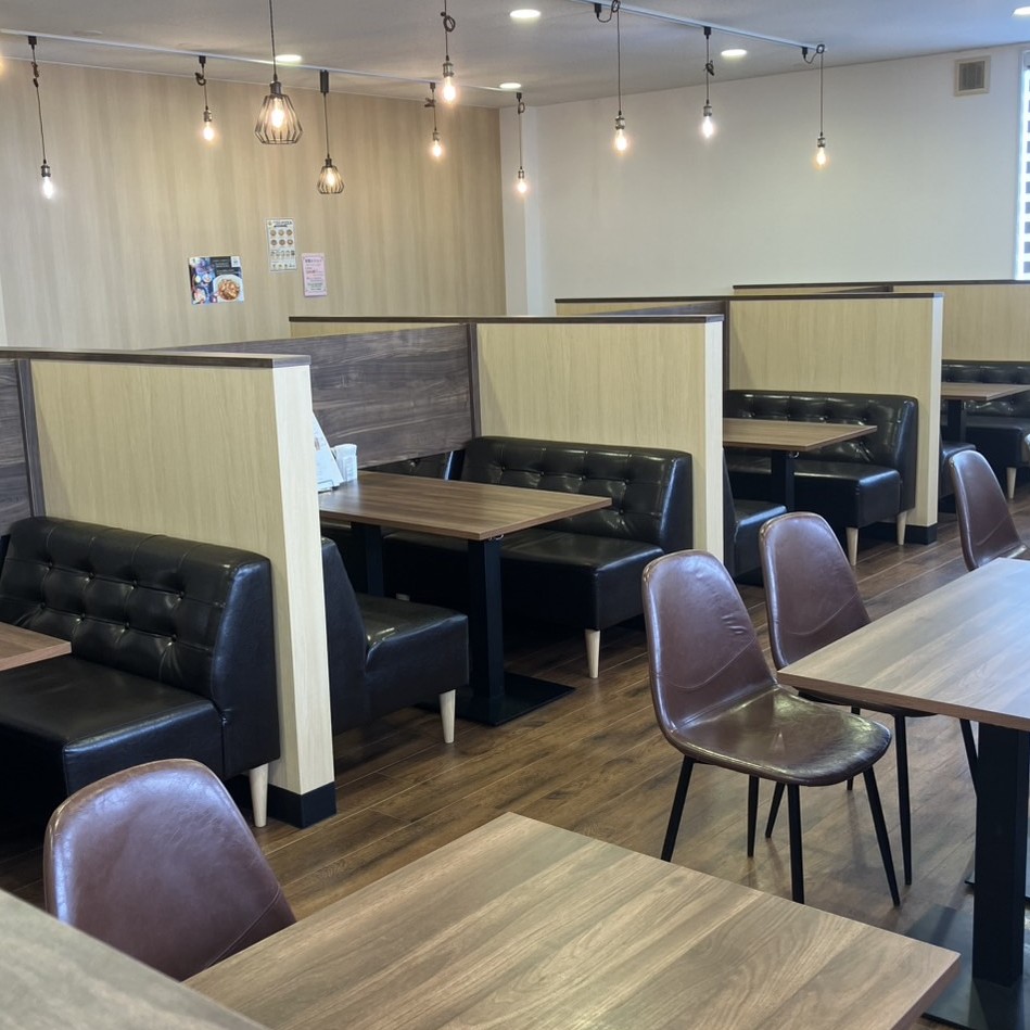 魔法のパスタ伊集院店のソファ席がある店内