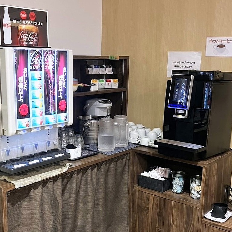 コーヒーや炭酸飲料、ソフトドリンク、紅茶などを楽しめるドリンクバー