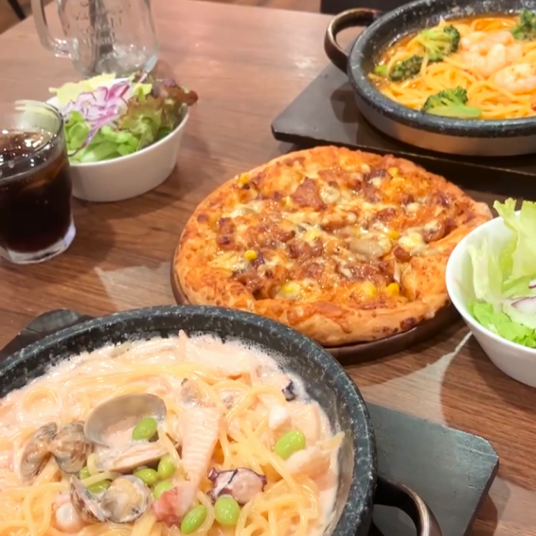 石焼生パスタとナチュラルスマイルピザの焼き立てピザ