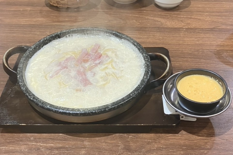ぐつぐつの石焼きカルボナーラと、別添えの特製卵液