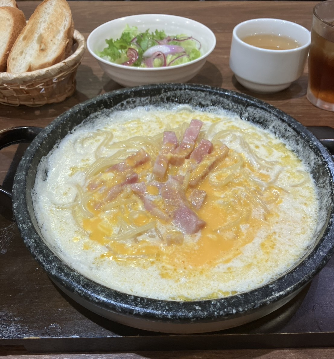 石焼き生パスタに特製卵液を加えた状態。別料金のパスタセット付きの提供例