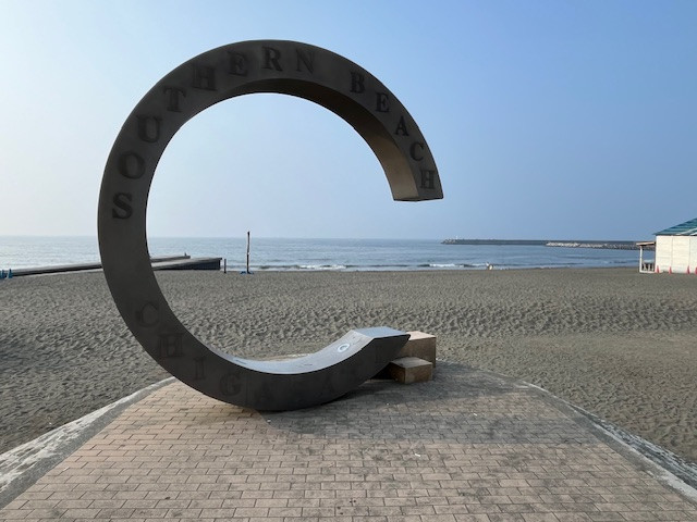 茅ヶ崎海岸の　C　のモニュメント