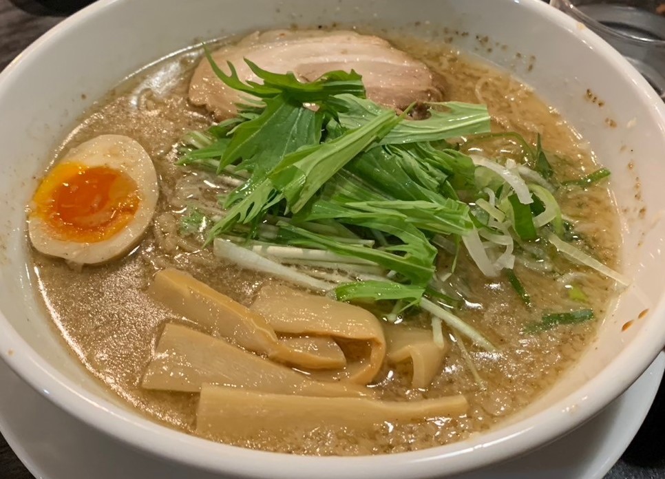 煮干し中華そば　背脂濃厚豚骨醤油