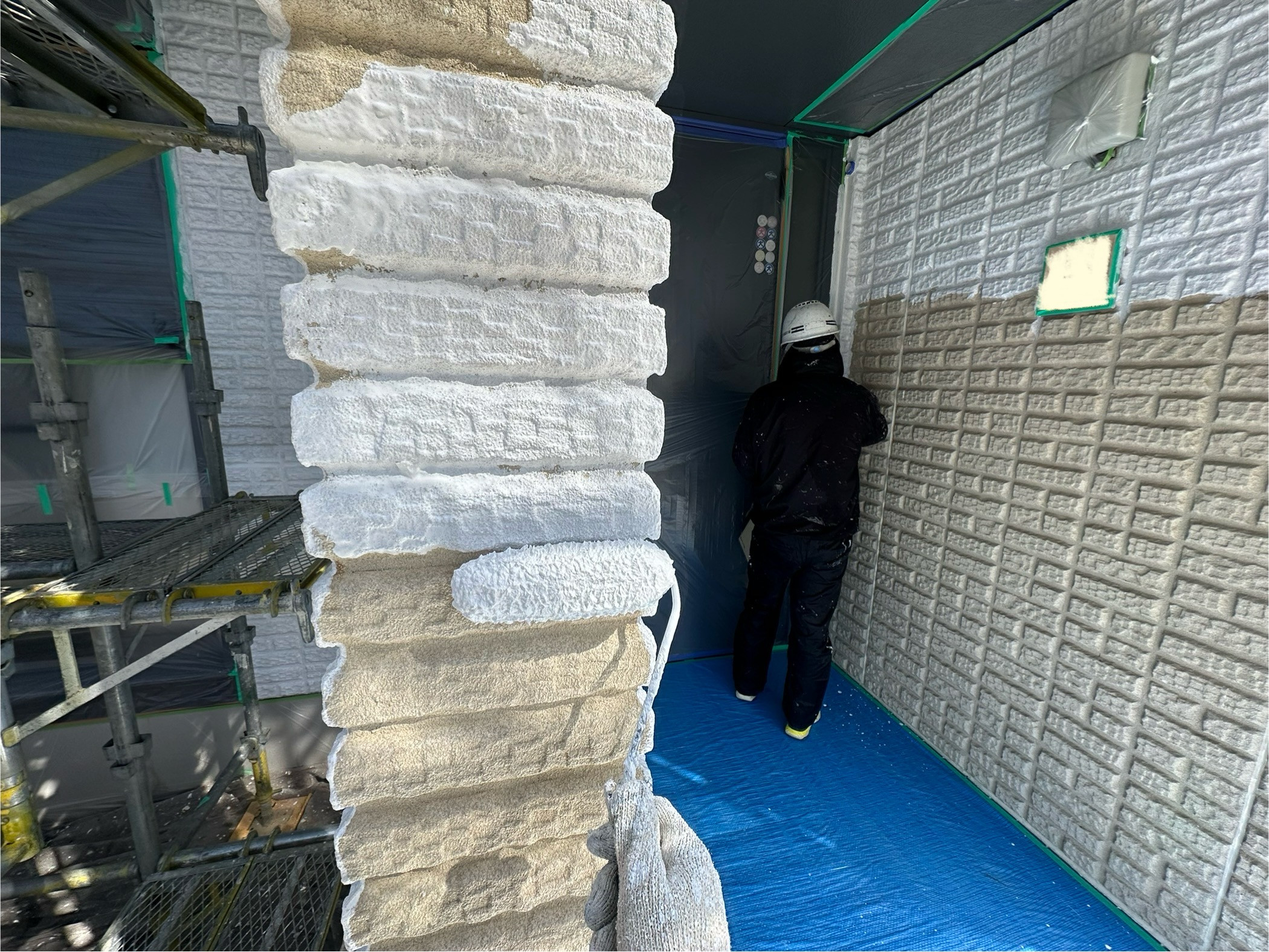 下塗り作業中