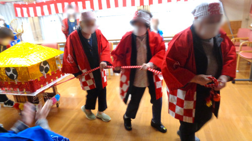 ひまわり秋祭り　神輿を引っ張るばあちゃん達　モザイク.JPG