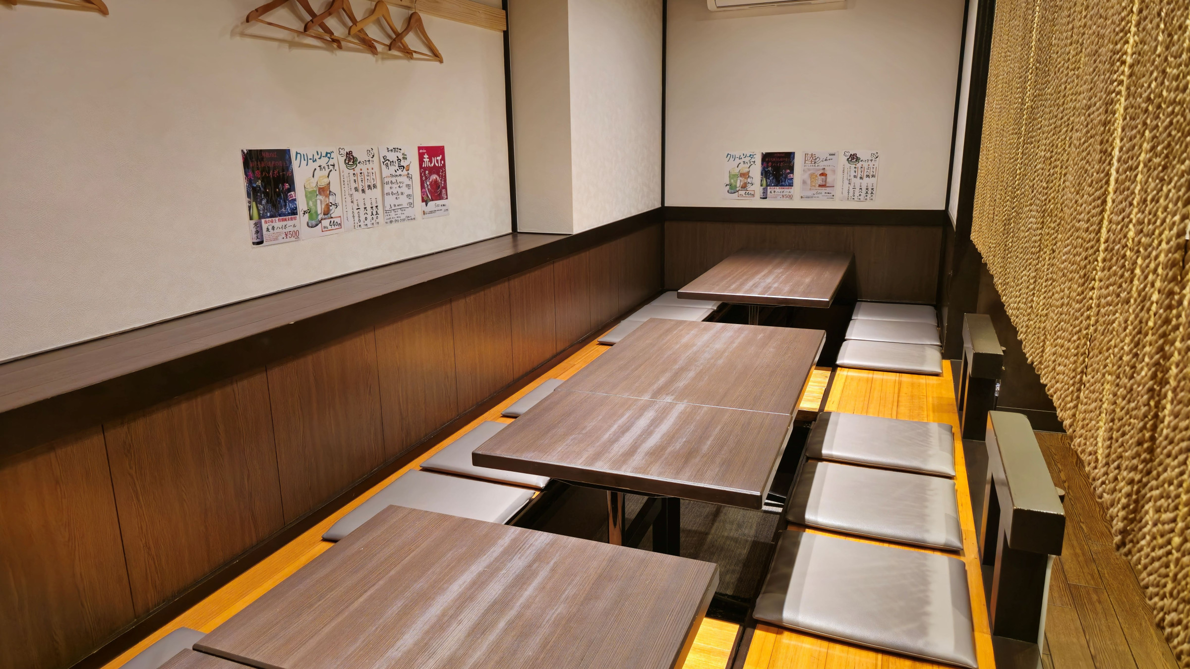 店内掘りごたつ席