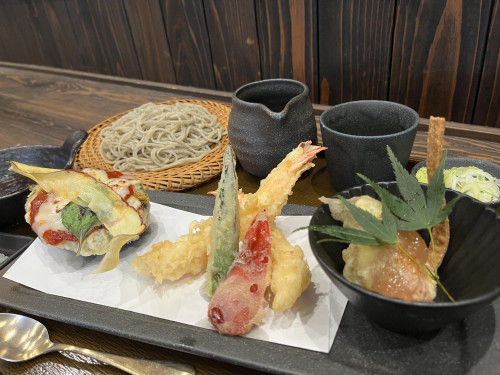 【海老とアボカドといちじくの天麩羅】