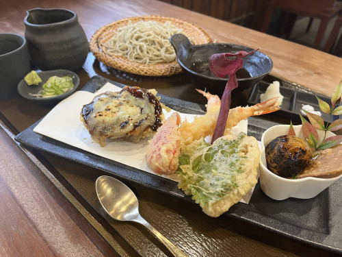 【海老とアボカド(デミグラスソース＆チーズ仕立て)の天麩羅とみたらし蕎麦団子】