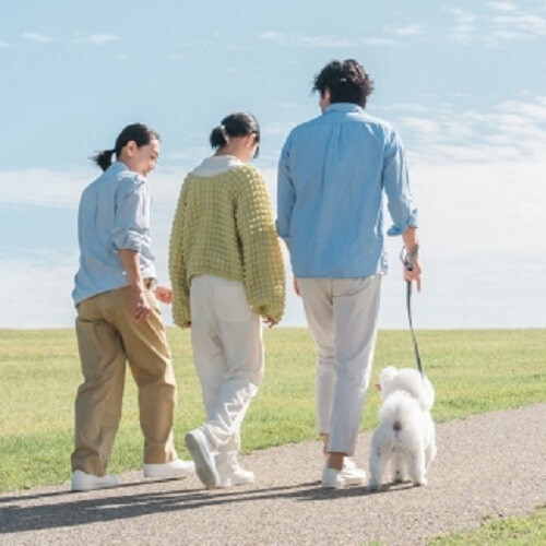 犬と散歩する家族.jpg