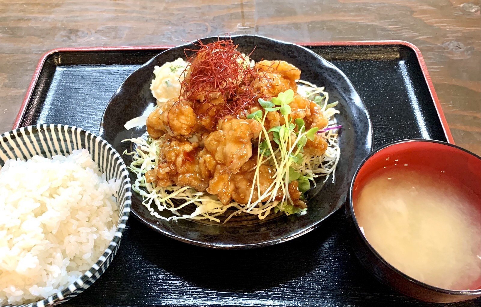 お腹いっぱい美味しいものを食べてもらいたいという想いで始めた定食屋です