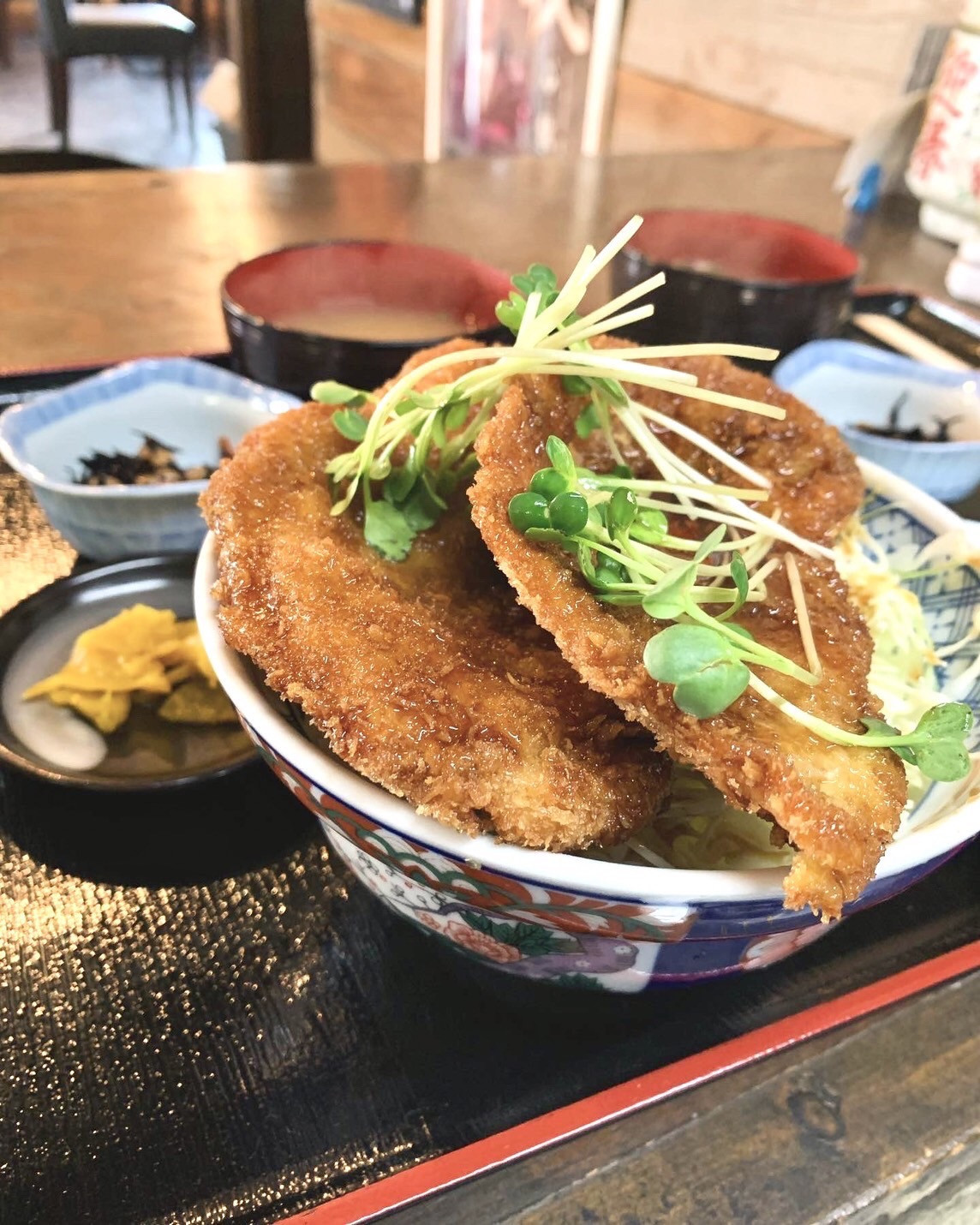 ご飯に合うおかずを大盛りご飯でおもてなし