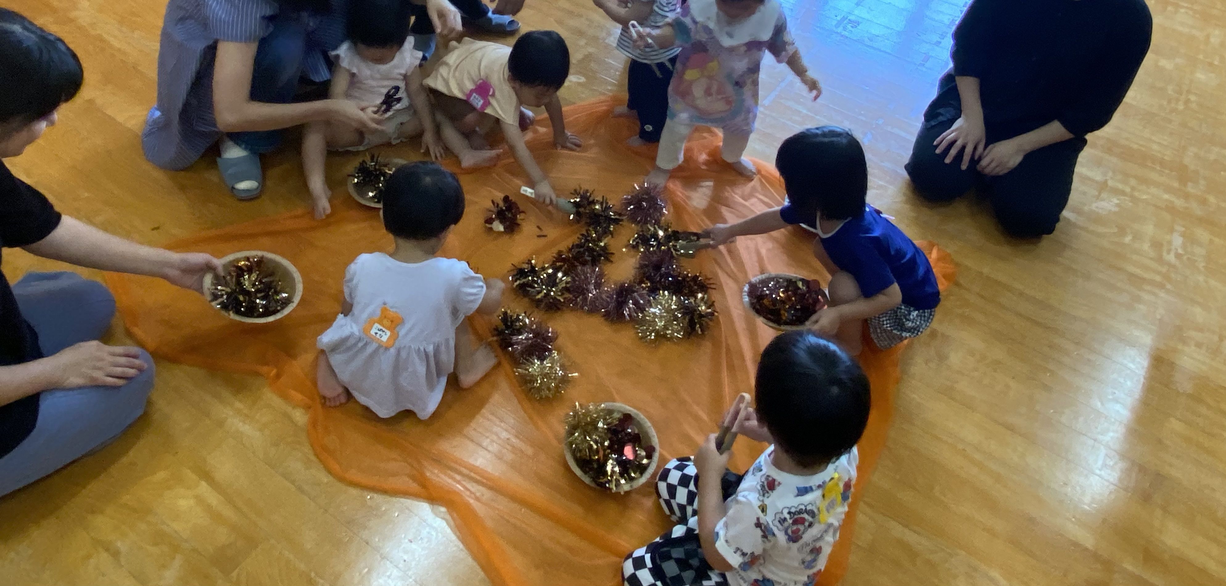 幼稚園での秋の親子リトミック