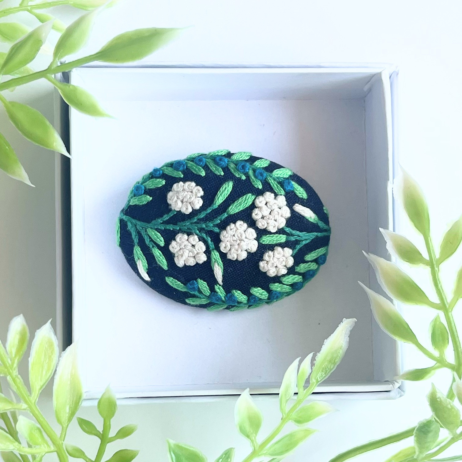 草花の刺繍ブローチ