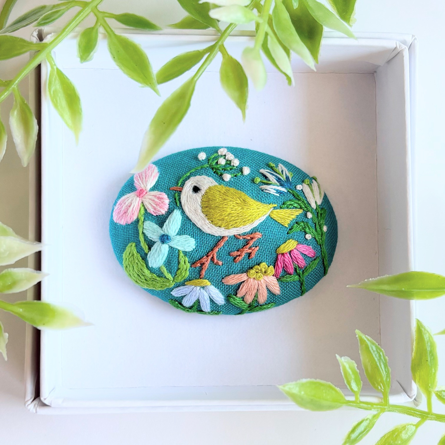 ことりと草花の刺繍ブローチ