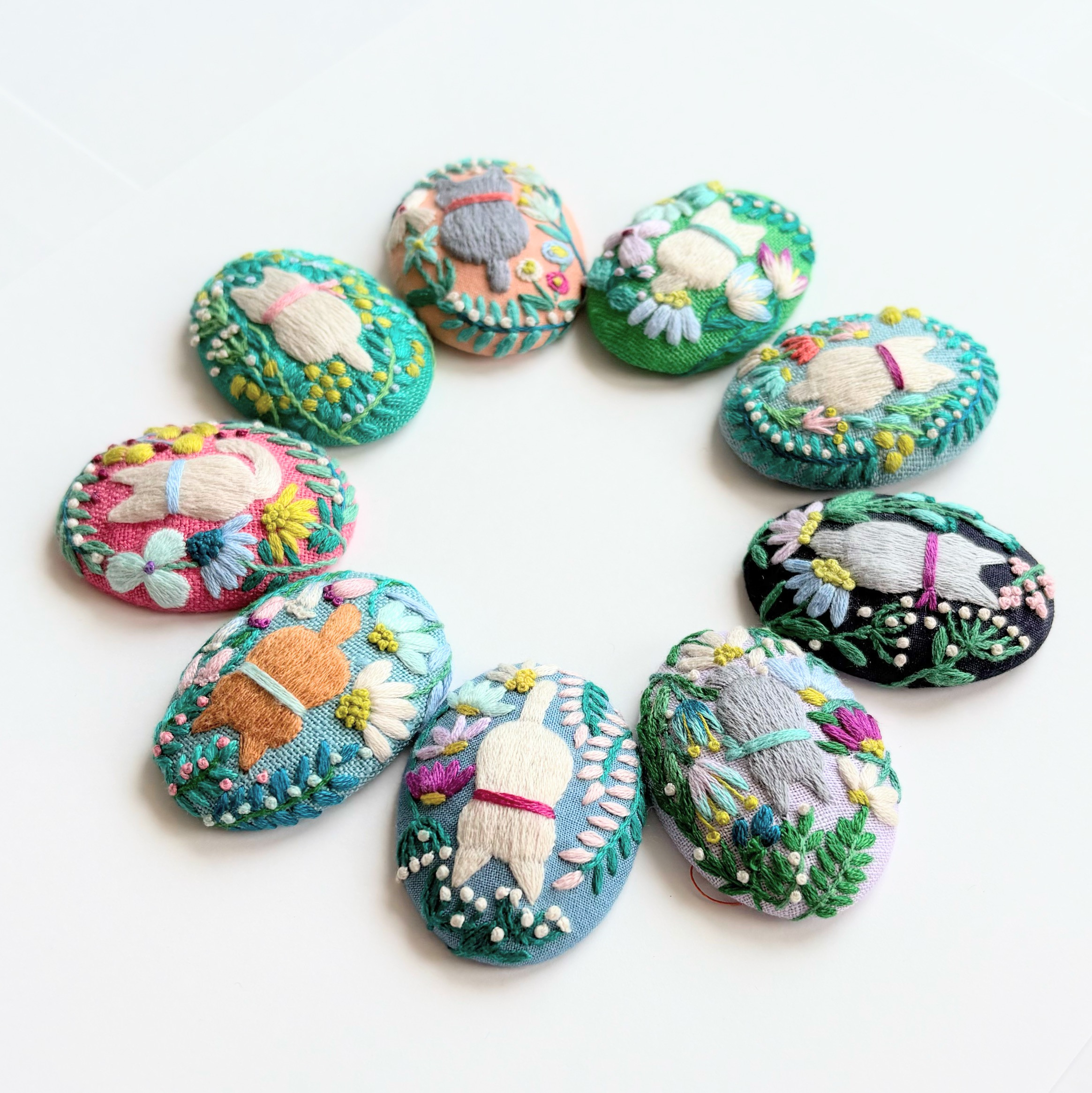 こねこと草花の刺繍ブローチ