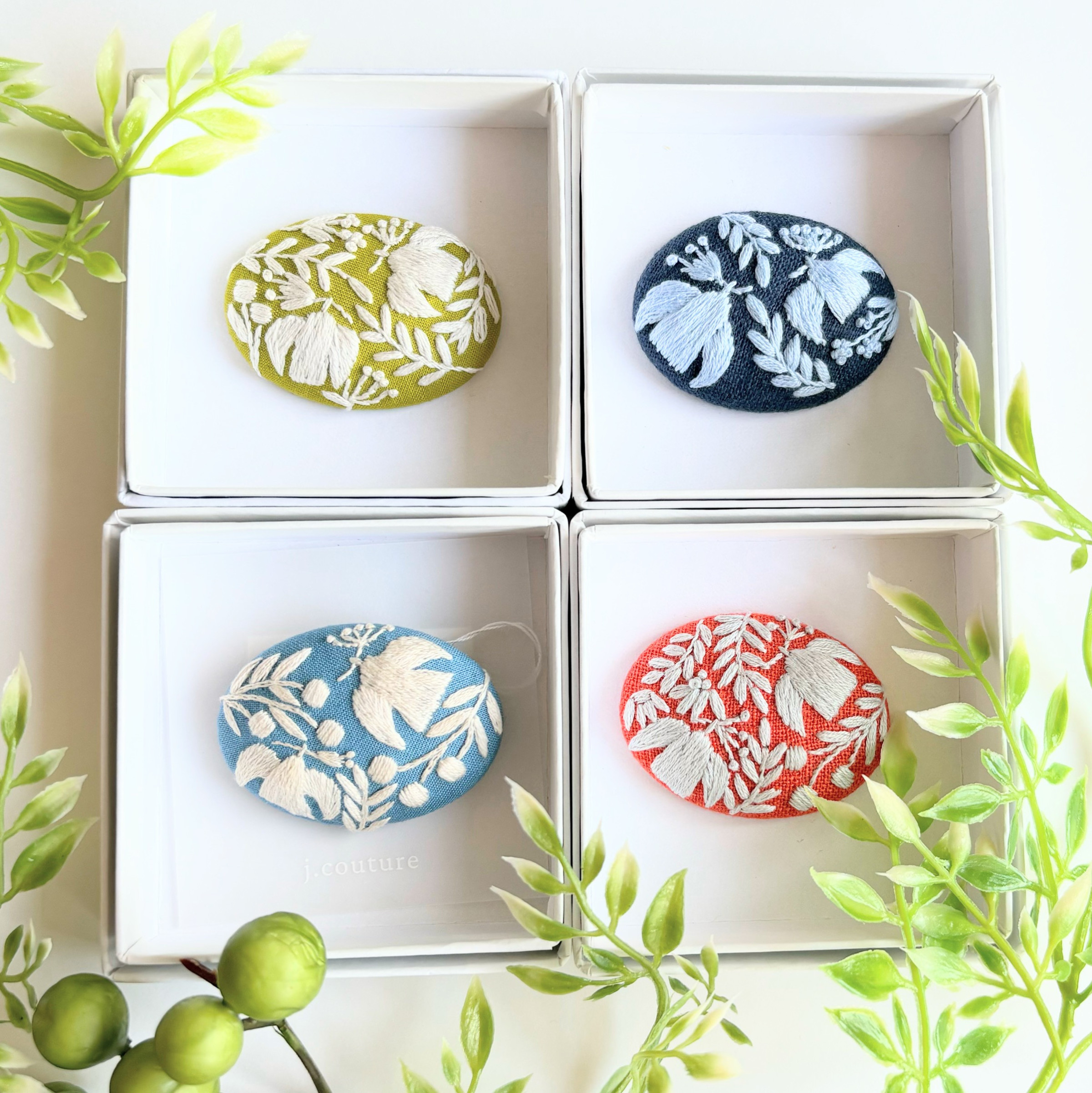 北欧風ことりと草花の刺繍ブローチ