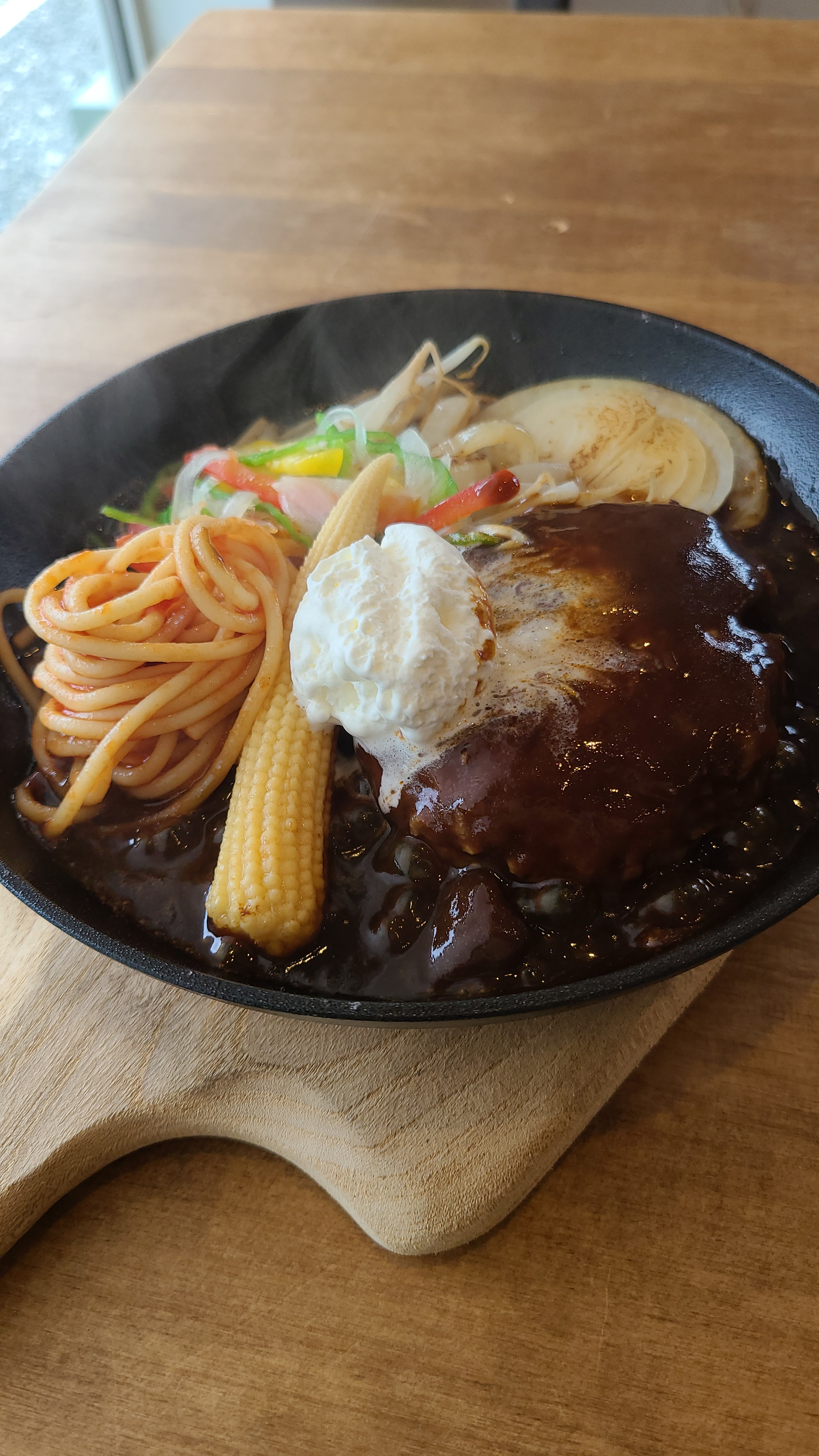 当店で挽いた粗びきミンチをジューシーに焼き上げたハンバーグです