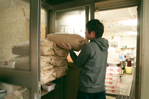 収穫したお米は、消費者さんへの直接販売に加え、病院・料亭・お弁当などの業務用途にも出荷されています。食卓から専門的な調理の場まで、幅広いニーズに応えることで、美味しいお米が多くの人々に届けられます🍚