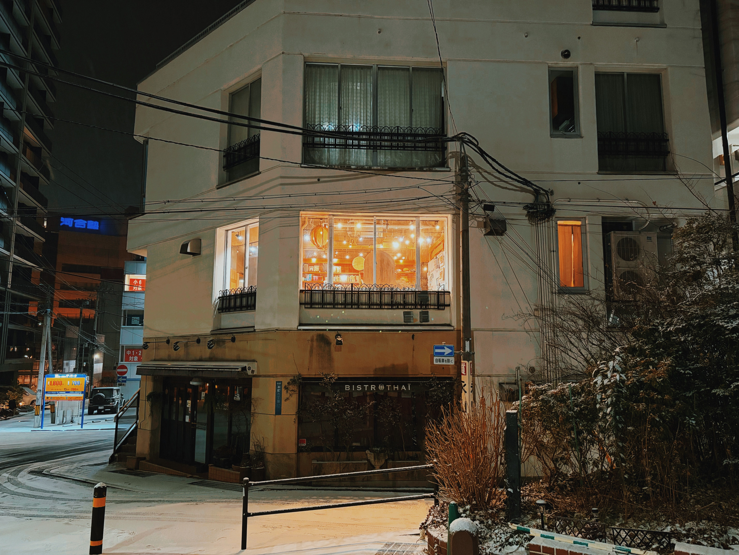 こちらのビルの2Fが当店です◎