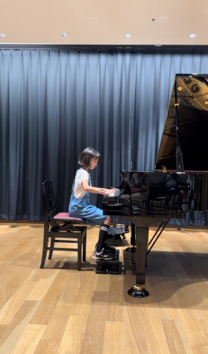 ヤマハのセミコンはとても響のいいグランドピアノです。