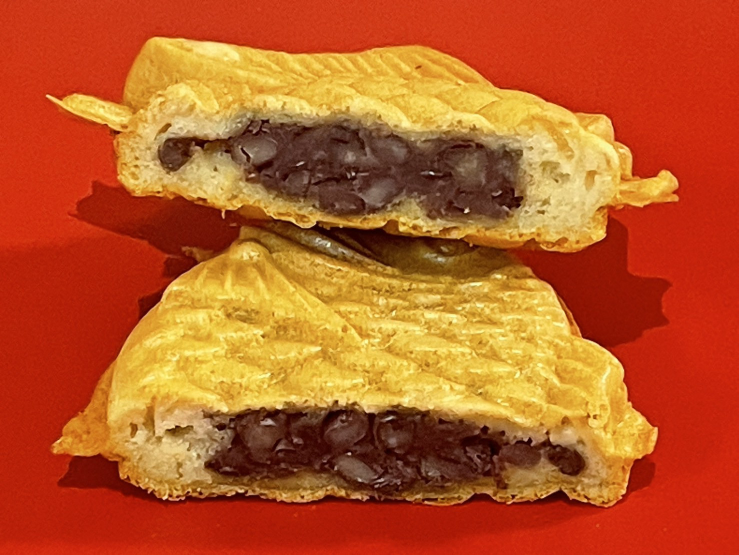 北海道十勝産のあずきを炊飯器で自家製しています。小豆の味を感じられるよう甘さ控えめにしています。