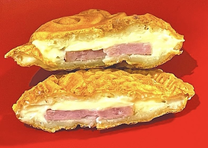 こちらは、丸いたい焼き…わ〇たい焼きになります❣甘いものだけでなく惣菜系のたい焼き🐟もおいしいですよ😋ポテトサラダとハムチーズ