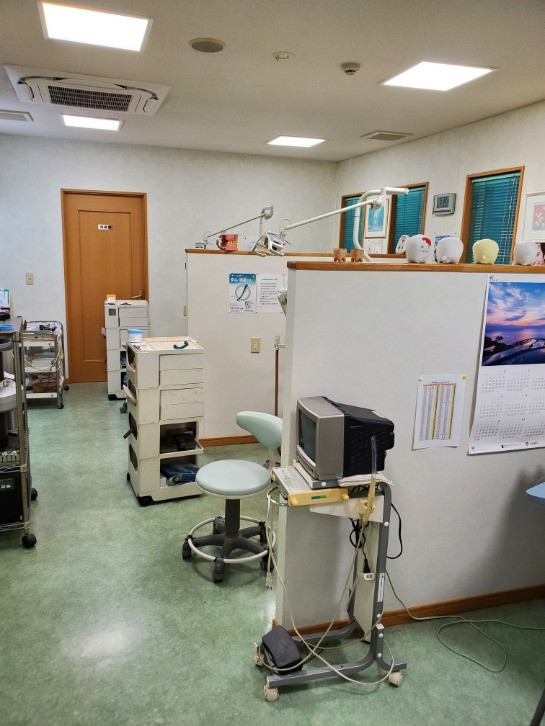 診察台はパーテーションにより遮蔽