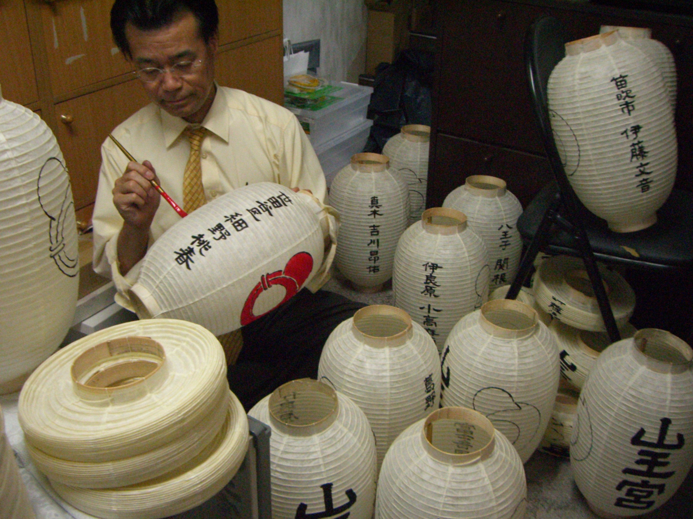 提灯の作業中