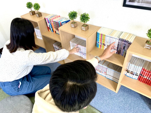 漫画本棚と2人.jpg