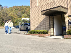 店舗入り口前2人.jpg