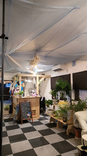 夜の店内