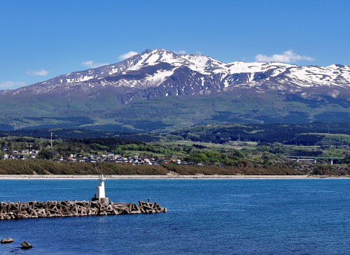 象潟港防波堤灯台と鳥海山