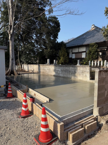 屋外型納骨堂　土間工事が完了しました