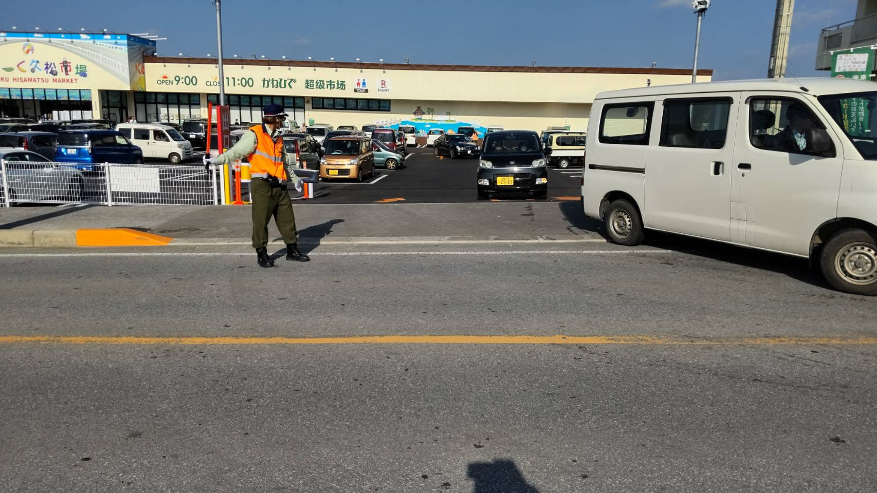 店舗前交通整理