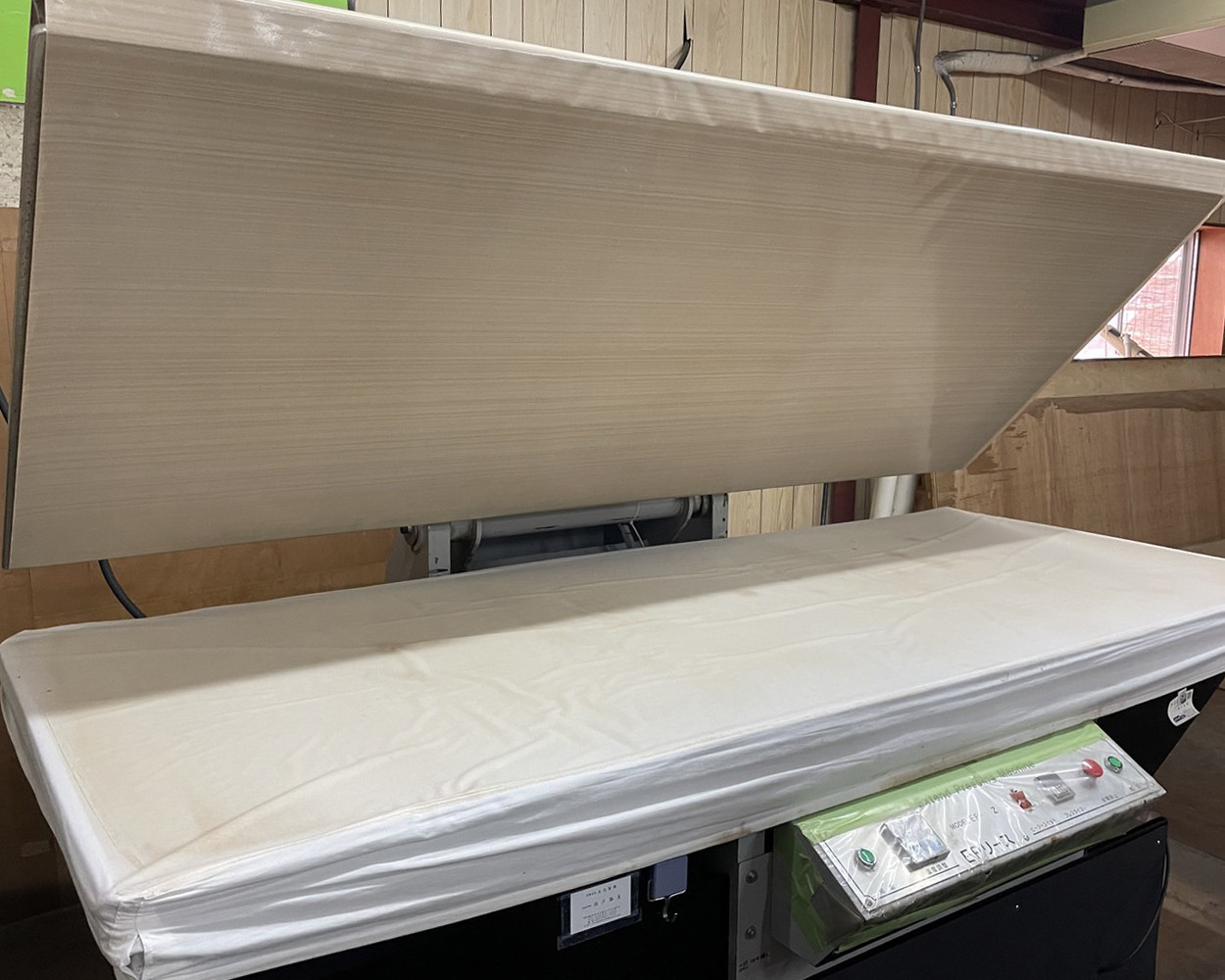 　表装用プレス機 作品のしわをのばします