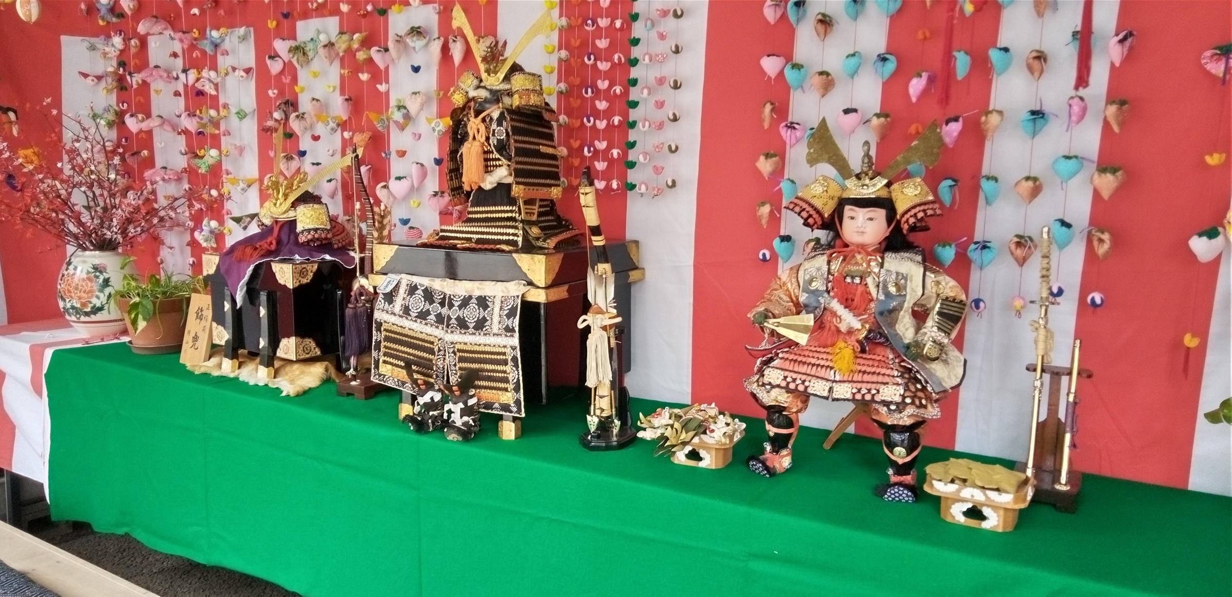 社務所内に展示の五月人形