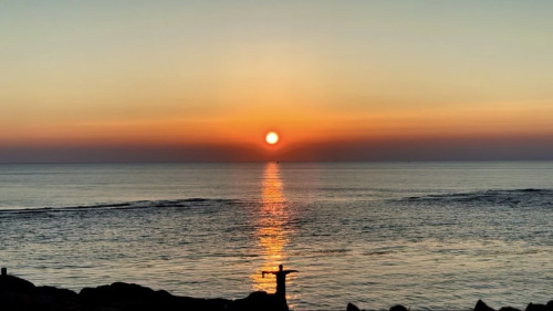 日本海の夕陽を望む。