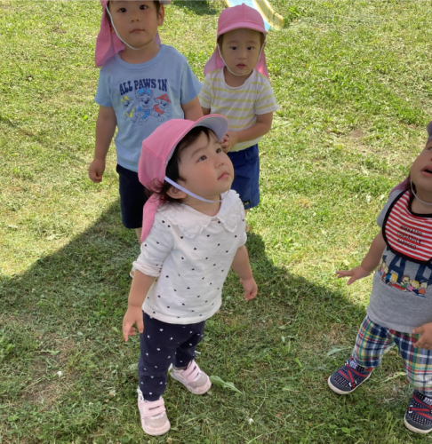 見上げる子.png