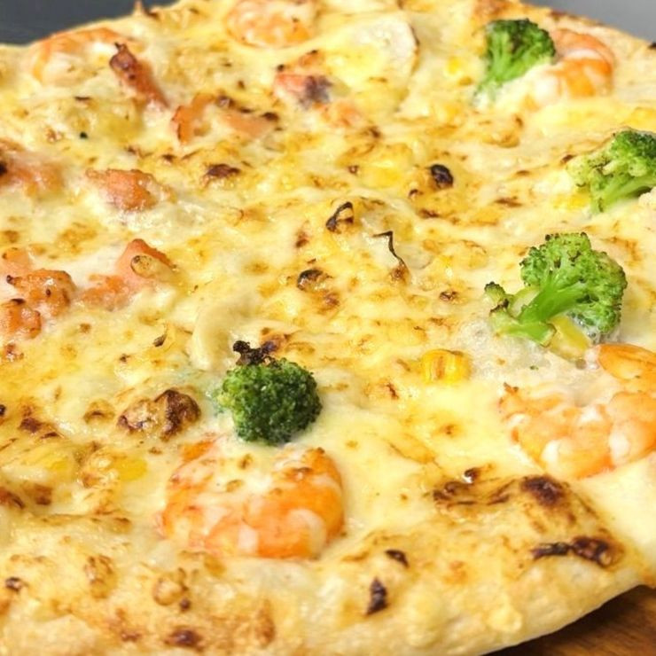 人気のサーモン＆シュリンプとエビ＆マヨのハーフ＆ハーフ（ナチュラルスマイルピザ）