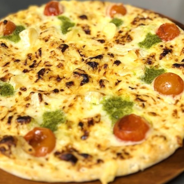 白いマルゲリータ（ミニトマト×バジル）｜ナチュラルスマイルピザ