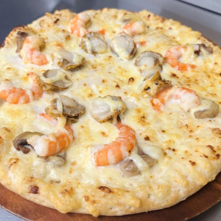 シーフードクイーン（エビ＆ホタテを贅沢に／ホワイトソースのグラタン風）｜ナチュラルスマイルピザ