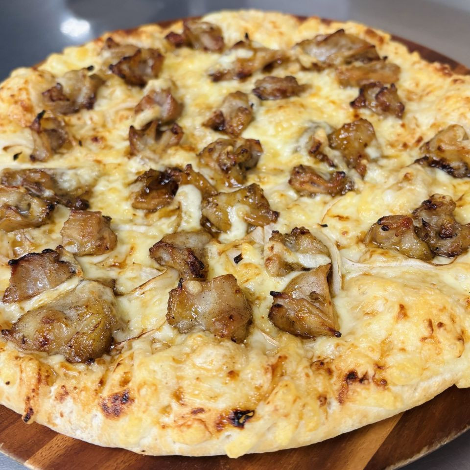 鶏ハラミの炭火焼きピザ（ナチュラルスマイルピザ）