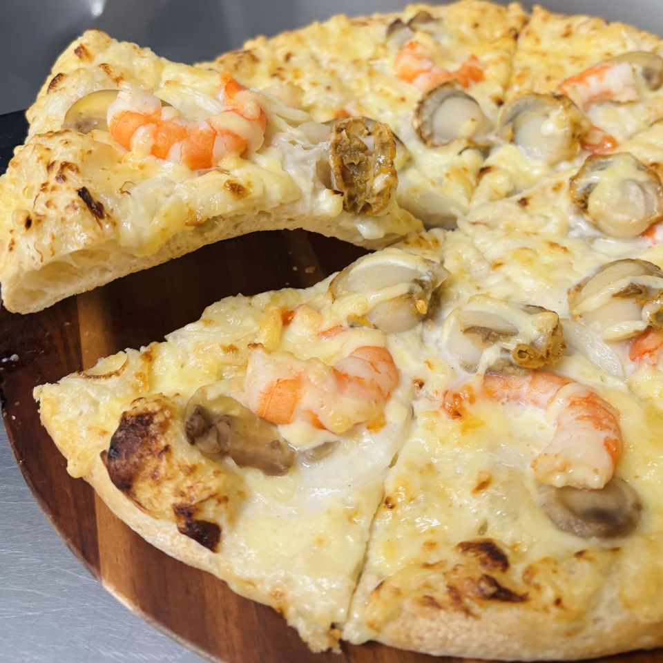 シーフードクイーン（エビ＆ホタテを贅沢に／ホワイトソースのグラタン風）｜ナチュラルスマイルピザ