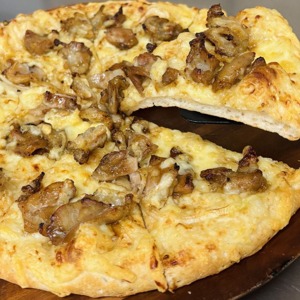 鶏ハラミの炭火焼きピザ（ナチュラルスマイルピザ）