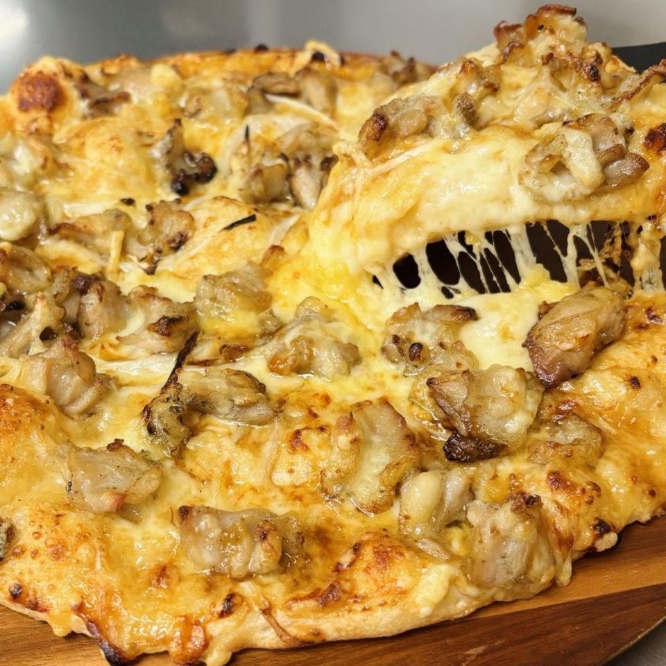 鶏ハラミの炭火焼きピザ（ナチュラルスマイルピザ）