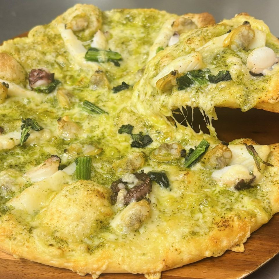 タコ・イカ・アサリのジェノベーゼ（海の恵み×バジルソース）｜ナチュラルスマイルピザ