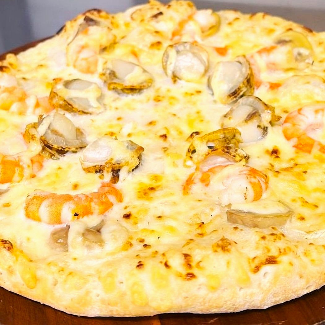 シーフードクイーン（エビ＆ホタテを贅沢に／ホワイトソースのグラタン風）｜ナチュラルスマイルピザ