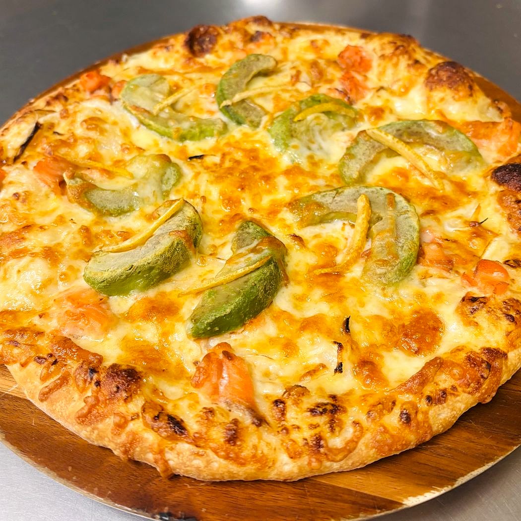 サーモンアボカドの絶品ピザ｜ナチュラルスマイルピザ