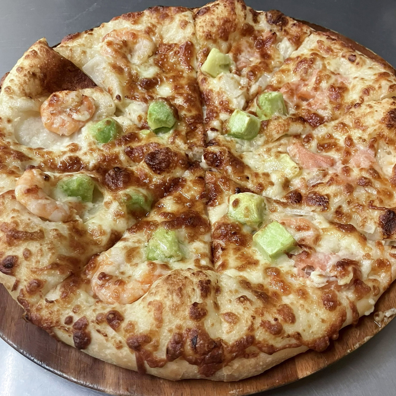 エビとサーモンのアボカドハーフ