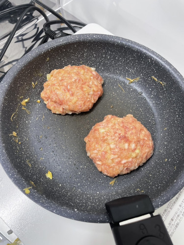 ハンバーグ作成中.jpg